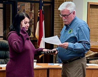 IMG 7848 Donna Rhodes taking Oath of Office by Mayor Dales ISom